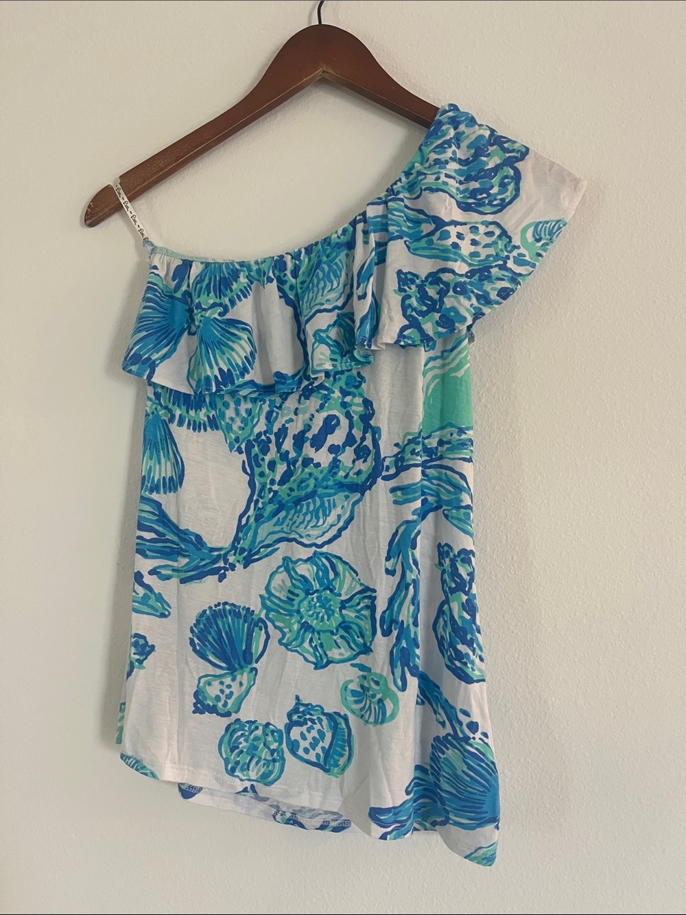 LILLY PULITZER Neveah One-Shoulder Ruffle Top in Resort White Barefoot Princess - Picture 2 of 4
